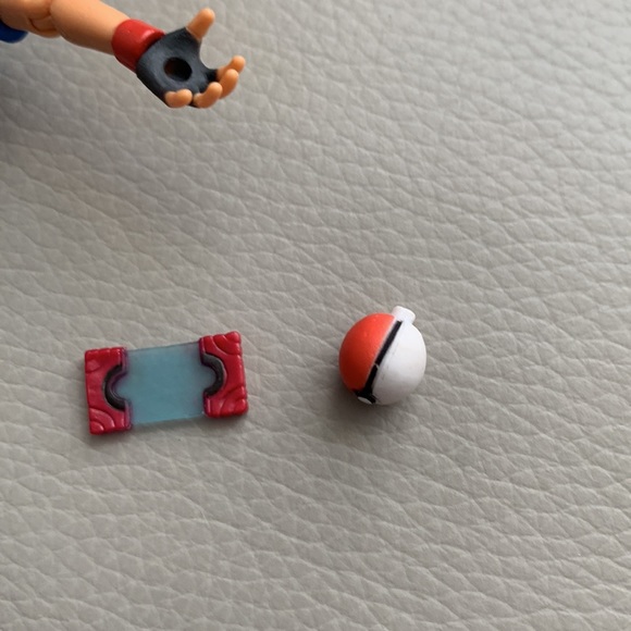 Htf 2017 Pokemon Ash Action Figure Set By Tomy W/ Original Pokeball &/Pokedex 4” - Picture 5 of 7